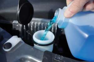 Nước rửa kính ô tô - chọn lựa và sử dụng đúng cách